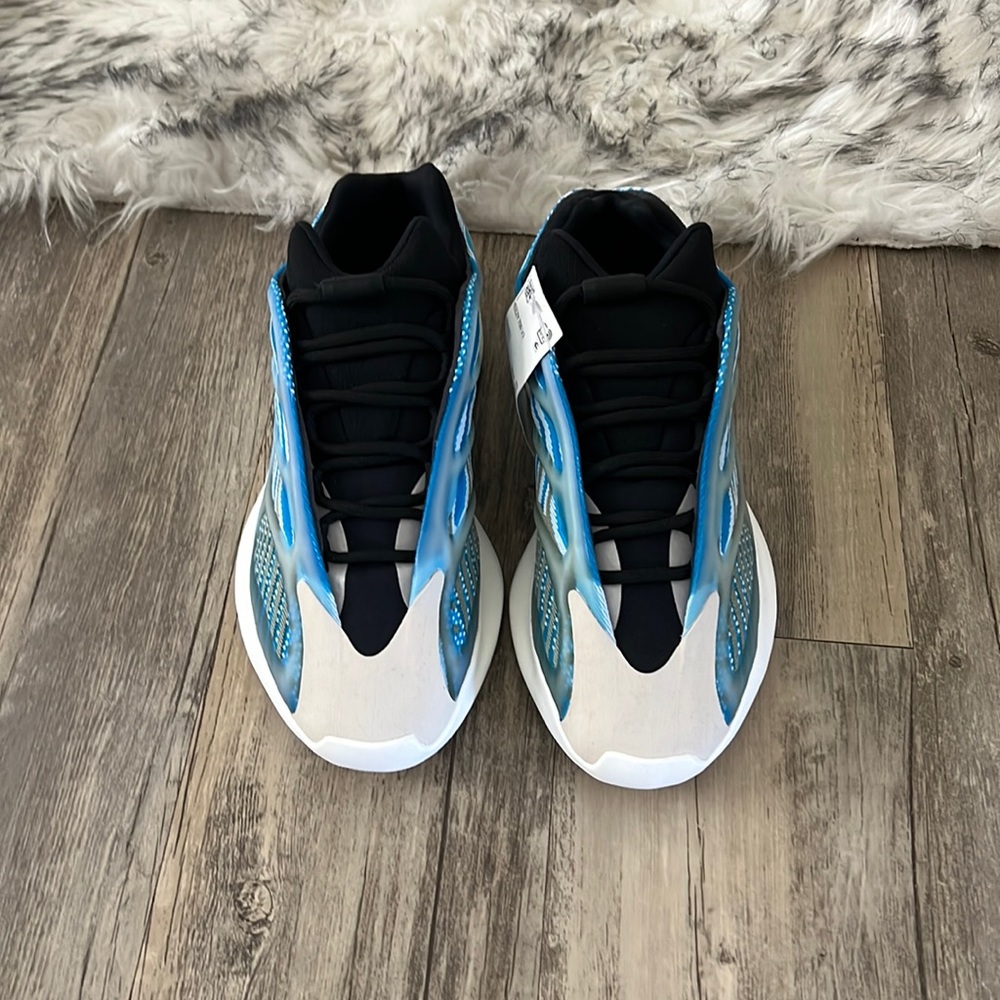 Mens Yeezy 700 V3